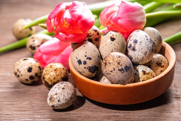 Fondo de vacaciones de Pascua con flores y huevos