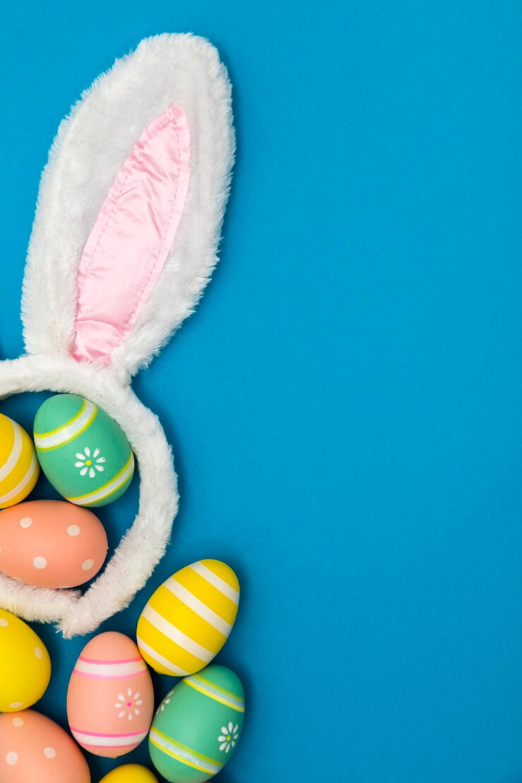 Fondo de vacaciones de Pascua con orejas de conejo y huevos de Pascua sobre un fondo azul