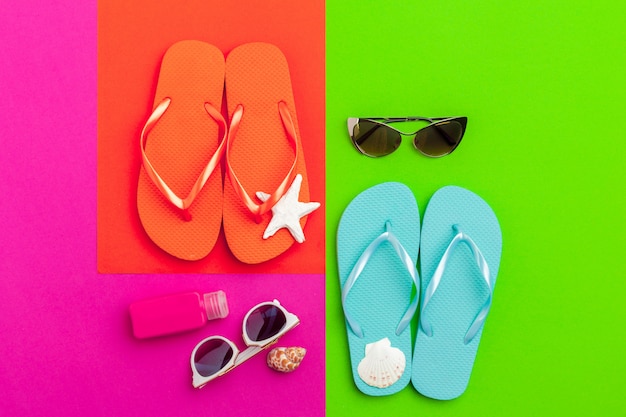 Foto fondo de vacaciones de verano, accesorios de playa en color block.