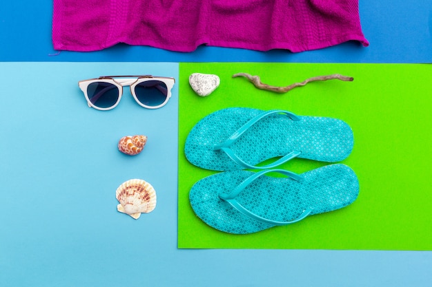 Fondo de vacaciones de verano, accesorios de playa en el fondo del bloque de color