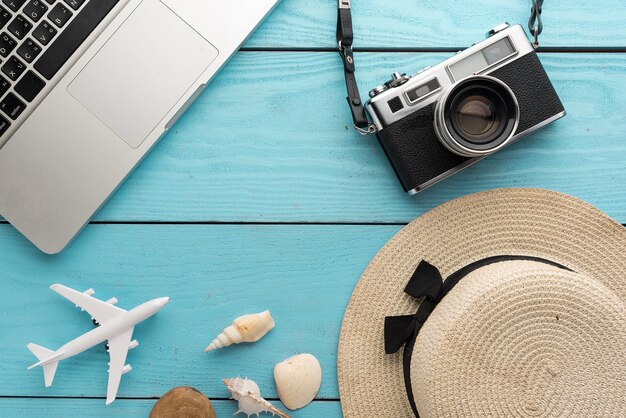 Fondo de vacaciones de verano, artículos de viaje y vacaciones en la mesa de madera.