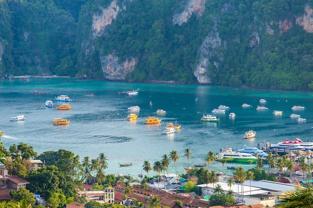 Foto fondo de vacaciones de viaje isla tropical con centros turísticos isla phi-phi provincia de krabi tailandia