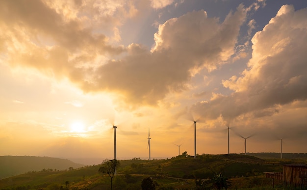 Fondo de variación de las nubes de la puesta del sol de los molinoes de viento en Khao Kho Phetchabun