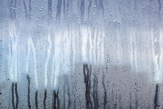 Fondo de ventana mojada. Gotas de condensación en el vidrio sudoroso. Vidrio empañado frío