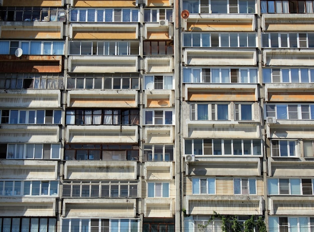 Fondo de ventanas y balcones de un edificio de varios pisos