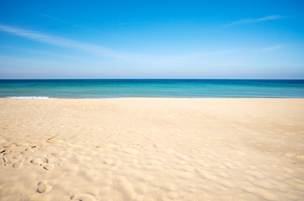 Fondo de verano de arena y playa de mar vacío con espacio de copia Increíble playa de arena hermosa en Phuket, Tailandia.