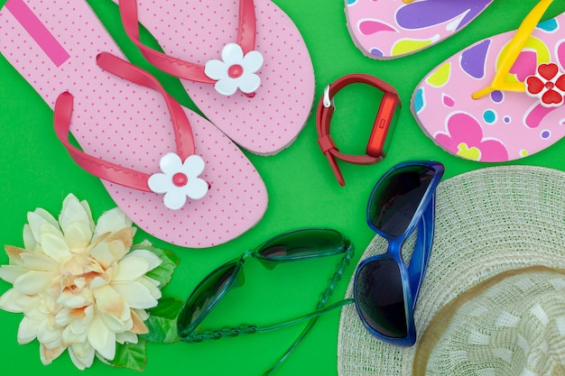 Fondo de verano, conjunto de objetos de verano y accesorios sobre fondo verde