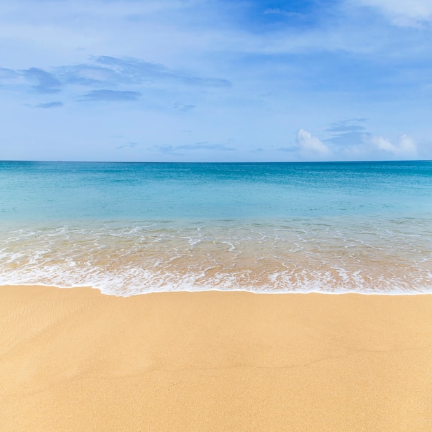 Foto fondo de verano hermoso mar, playa de arena y océano azul con cielo azul