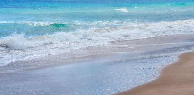 Fondo de verano, mar con olas