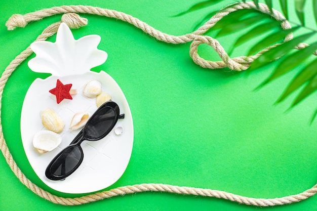 Fondo de verano palma sombrero de paja gafas de sol hoja tropical relajarse accesorios verano