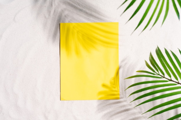 Fondo de verano con papel amarillo en blanco