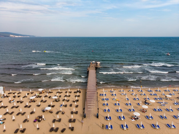 Fondo de verano Relajación de verano cerca del mar Sombrillas hamacas en la playa de arena vista aérea de drones desde arriba Sunny Beach en Bulgaria Vacaciones de verano en Europa durante la cuarentena