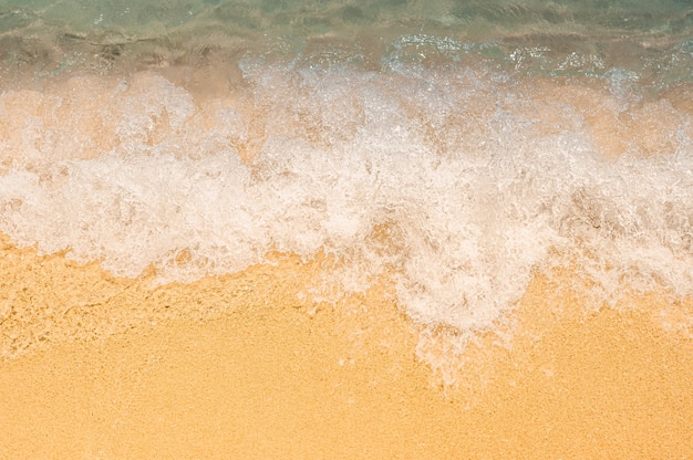 Fondo de verano con suave ola de océano azul en la playa de arena. agua turquesa en maldivas