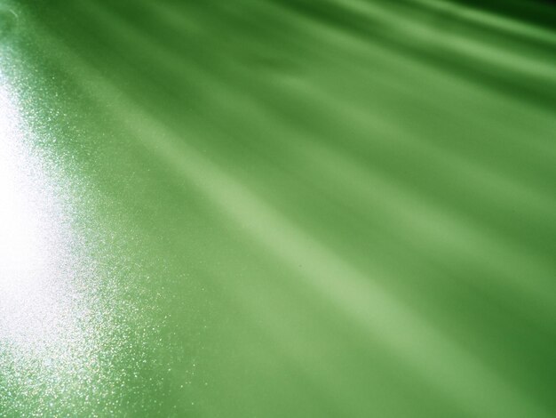 Fondo verde abstracto Haces de luz con puntos parpadeantes Líneas y rayas desde arriba a la izquierda hasta abajo a la derecha Líneas diagonales paralelas y asimétricas rayas rayos y haces