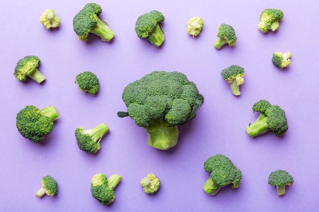Fondo verde de brócoli fresco de cerca en la mesa de colores Verduras para la dieta y una alimentación saludable Alimentos orgánicos