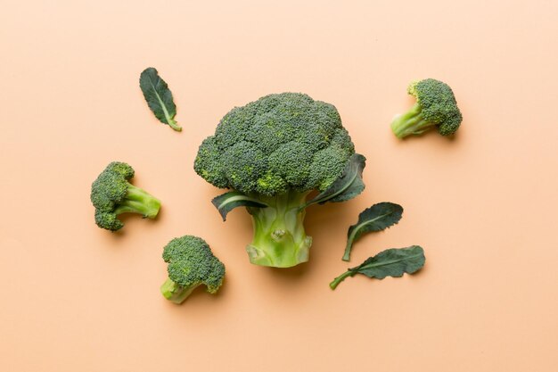 Fondo verde de brócoli fresco de cerca en la mesa de colores Verduras para la dieta y una alimentación saludable Alimentos orgánicos