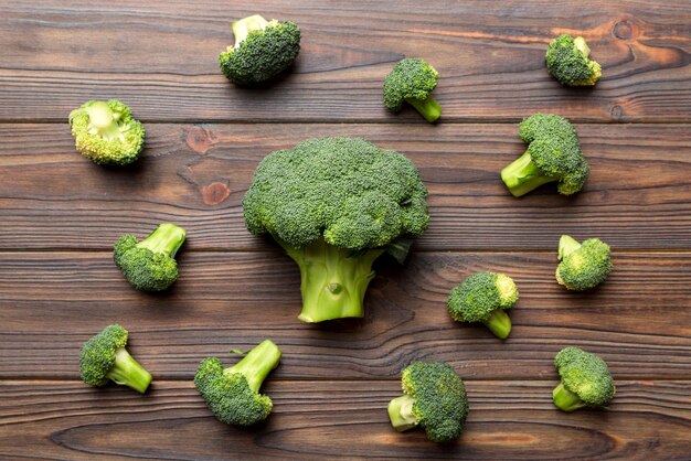 Fondo verde de brócoli fresco de cerca en la mesa de colores Verduras para la dieta y una alimentación saludable Alimentos orgánicos