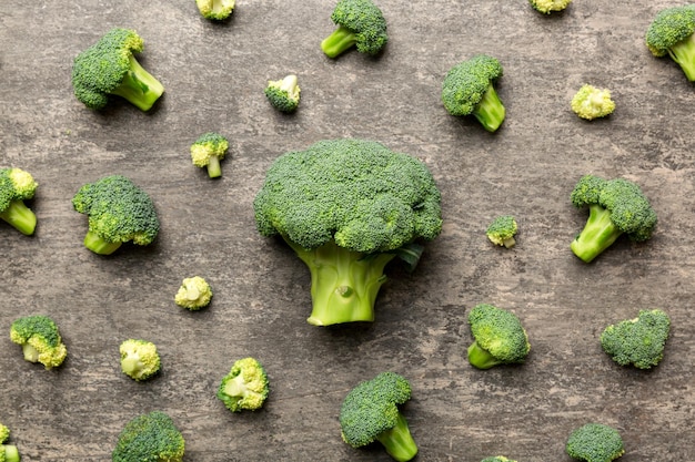 Fondo verde de brócoli fresco de cerca en la mesa de colores Verduras para la dieta y una alimentación saludable Alimentos orgánicos