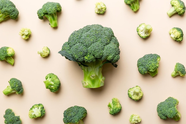 Fondo verde de brócoli fresco de cerca en la mesa de colores Verduras para la dieta y una alimentación saludable Alimentos orgánicos