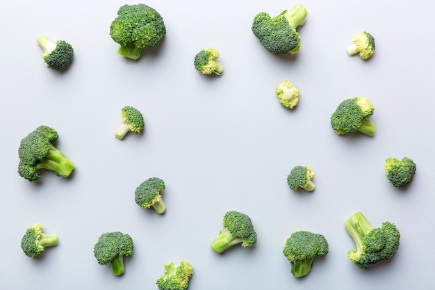 Fondo verde de brócoli fresco de cerca en la tabla de colores. Verduras para dieta y alimentación saludable. Alimentos orgánicos