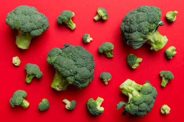 Fondo verde de brócoli fresco de cerca en la tabla de colores. Verduras para dieta y alimentación saludable. Alimentos orgánicos