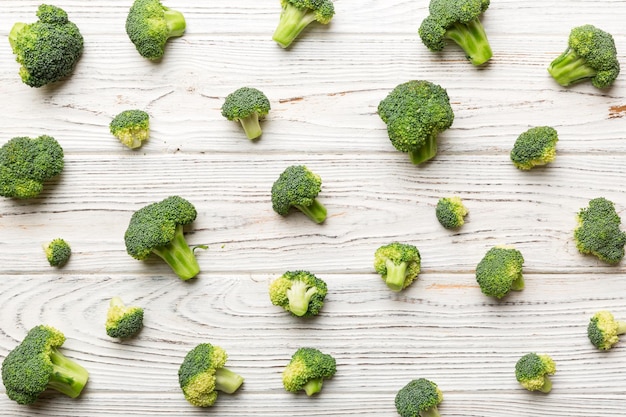 Fondo verde de brócoli fresco de cerca en la tabla de colores. Verduras para dieta y alimentación saludable. Alimentos orgánicos