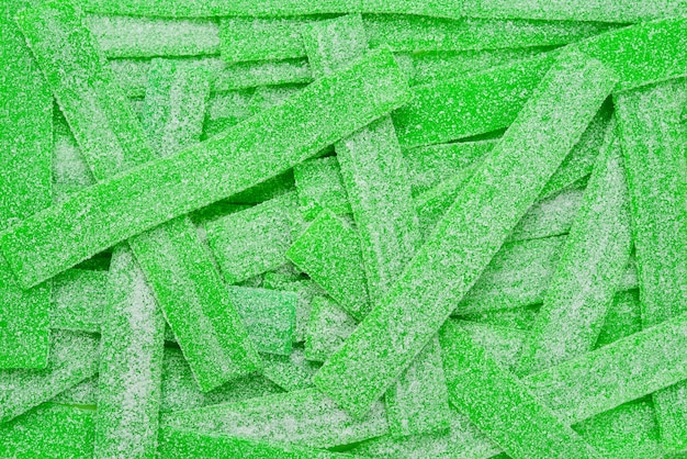 Fondo verde jugoso caramelos gomosos. Vista superior. Dulces de gelatina.
