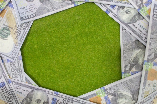 Fondo verde y marco de billetes