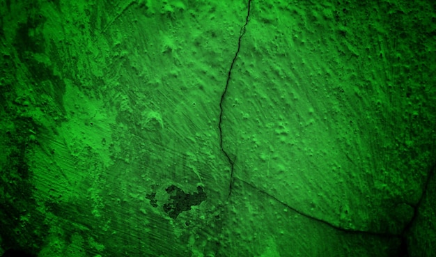 Fondo verde con una pared agrietada y fondo verde