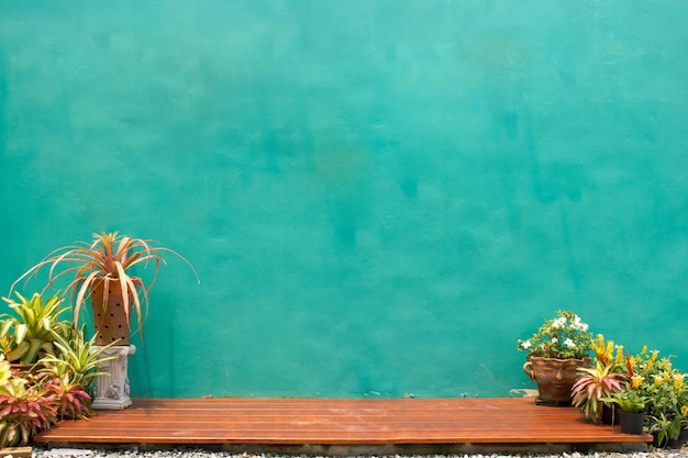 Fondo verde de la pared con bord de madera Copie el fondo del espacio.