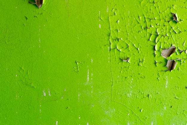 Fondo verde La vieja pintura verde fue trepada y despegada en la superficie del muro de hormigón Lugar para copiar