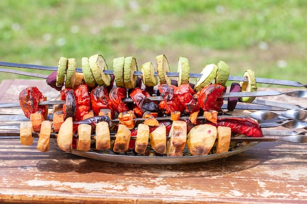 Fondo de verduras asadas, de cerca. El concepto de estilo de vida saludable.