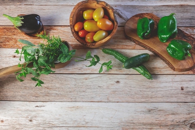 Un fondo de verduras frescas recién recogidas de un jardín casero