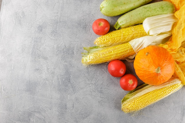 Fondo de verduras maíz, tomates, calabacín