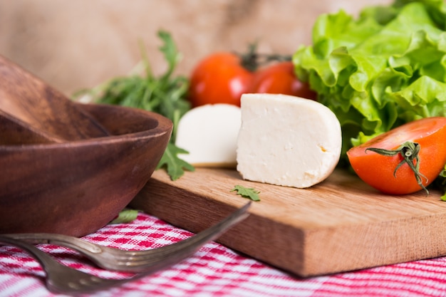 Fondo de verduras mixtas con tablero de madera