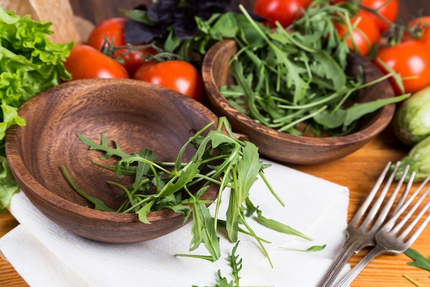 Fondo de verduras mixtas con tazón de madera