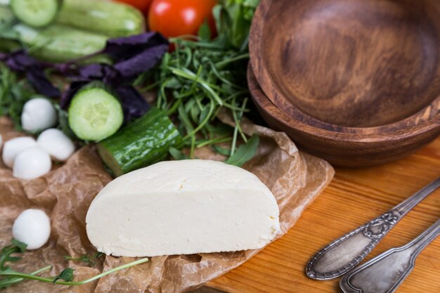 Fondo de verduras mixtas con tazón de madera