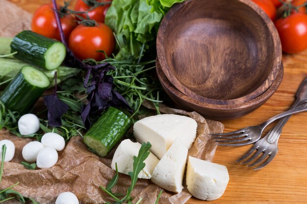 Fondo de verduras mixtas con tazón de madera