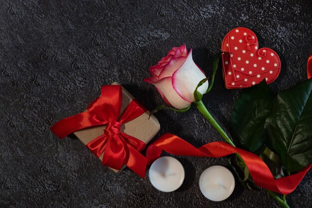 Foto fondo vertical del día de san valentín con tarjetas de papel en blanco mockup regalos corazones rojos confeti en rosa