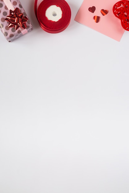 Foto fondo vertical de san valentín, plano sentar con regalos rosas y cintas rojas. cumpleaños, día de la madre, foto del día de san valentín con espacio de copia en blanco, vertical, formato de redes sociales, borde superior.