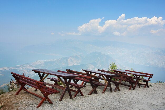 Fondo de viaje alto en las montañas