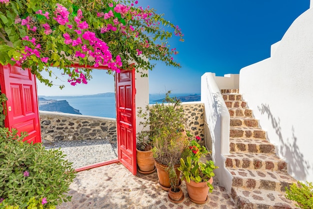 Fondo de viaje fantástico, paisaje urbano de Santorini. Puerta roja con escaleras casas blancas