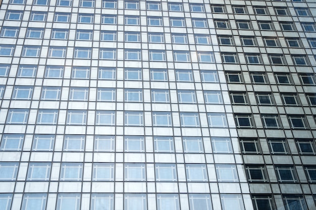 Fondo de vidrio de geometría Vivienda de gran altura Edificio moderno con paredes de acero y ventanas de vidrio