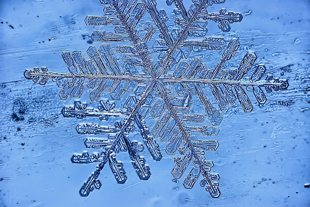 Fondo de vidrio de hielo azul, textura abstracta de la superficie del hielo en el vidrio, agua estacional congelada