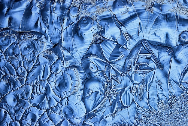 Fondo de vidrio de hielo azul, textura abstracta de la superficie del hielo en el vidrio, agua estacional congelada