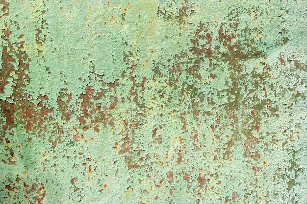 Fondo de la vieja superficie de metal pintada. Metal oxidado, pintura descascarada, tonos verdes, colores brillantes.