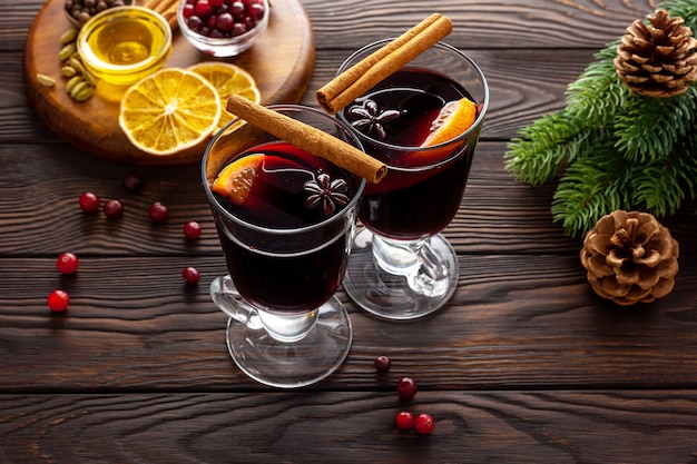 Fondo de vino caliente Una bebida de Navidad de invierno caliente a base de vino tinto, especias