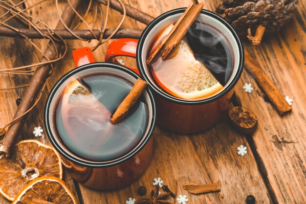 Fondo de vino caliente Una bebida de Navidad de invierno caliente