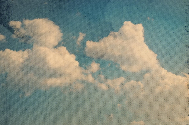 Fondo vintage en el cielo azul con nubes