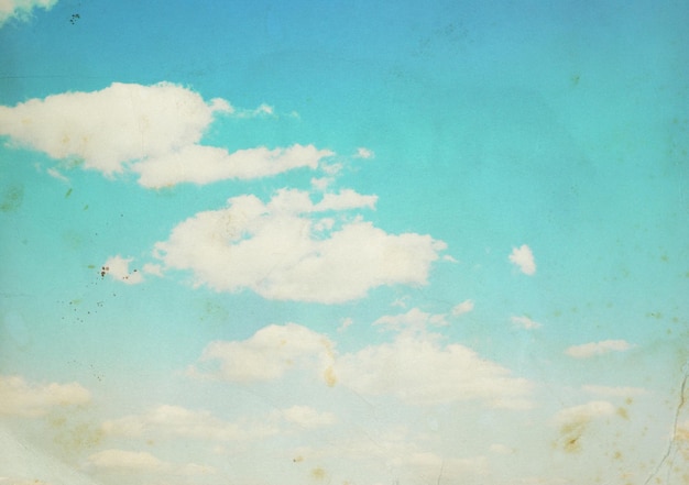 Fondo vintage en el cielo azul con nubes